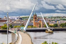 Lais Puzzle - Die Friedensbrücke und die Guild Hall in Londonderry / Derry in Nordirland - 2.000 Teile