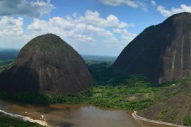 Lais Puzzle - Die erstaunlichen Berge von Mavicure. Guainía, Kolumbien - 2.000 Teile