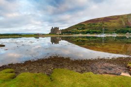 Lais Puzzle - Ein Panoramablick auf die Burg aus dem 13. Jahrhundert in Lochranza bei Flut auf der Isle of Arran in Schottland - 2.000 Teile