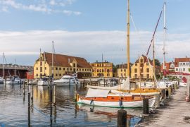 Lais Puzzle - Alte Segelboote und riesige Lagerhäuser im Hafen von Svendborg - 2.000 Teile