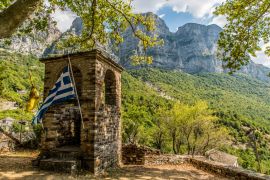 Lais Puzzle - Glockenturm der Kirche von Taxiarchon im Dorf Micro Papingon, Ioannina, Griechenland - 2.000 Teile