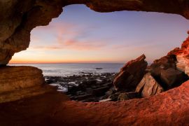 Lais Puzzle - Blick aus einer kleinen Höhle am Gantheaume Point Broome Western Australia bei Sonnenuntergang - 2.000 Teile