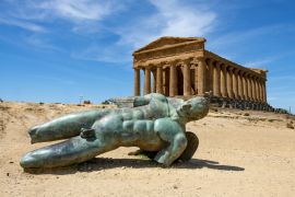 Lais Puzzle - Bronzestatue des Ikarus vor den Ruinen des Concordia-Tempels im Tal der Tempel bei Agrigento auf der italienischen Insel Sizilien - 2.000 Teile