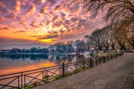 Lais Puzzle - Blick auf den See Pamvotis bei Sonnenuntergang. Ioannina Stadt, Griechenland - 2.000 Teile