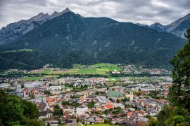 Lais Puzzle - Blick auf Tal und Berge bei Schwaz von oberhalb der Stadt, Schwaz, Österreich - 2.000 Teile