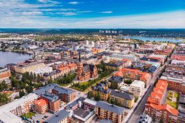 Lais Puzzle - Lulea, Schweden: Panorama Stadt, Kathedrale sonnigen Tag, blauer Himmel - 2.000 Teile