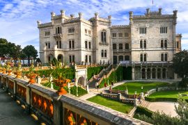 Lais Puzzle - Wunderschönes weißes Schloss über dem Meer - Miramare. Triest, Norditalien - 2.000 Teile