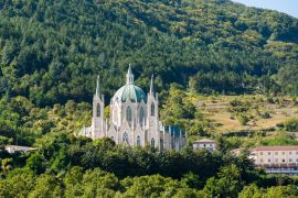 Lais Puzzle - Die Basilica santuario di Maria Santissima Addolorata ist ein modernes Heiligtum im Matese-Park in der Nähe von Isernia. - 2.000 Teile