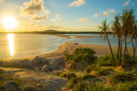 Lais Puzzle - Dramatischer Sonnenaufgang am Strand von East Woody, einem bei Touristen beliebten Ort in Nhulunby, einer Gemeinde auf der Gove Peninsula im Bundesstaat Northern Territory in Australien - 2.000 Teile