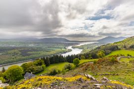 Lais Puzzle - Die irische Grenze, Flagstaff Viewpoint auf dem Fatham Hill in der Nähe von Newry, von wo aus man einen herrlichen Blick über den Carlingford Lough, die Mourne Mountains und Cooley Mountains - 2.000 Teile