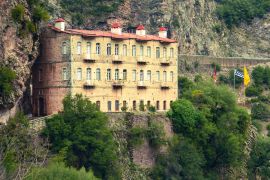 Lais Puzzle - Das Kloster von Prousos liegt in der Präfektur Evrytania und gilt als spirituelles Zentrum und Pilgerstätte der gesamten Region. Es ist in einer majestätischen Landschaft in einem steilen Felsengebiet erbaut. - 2.000 Teile