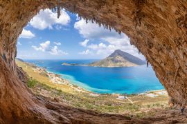 Lais Puzzle - Die berühmte "Grande Grotta", eines der beliebtesten Klettergebiete auf der Insel Kalymnos, Griechenland. Im Hintergrund die Insel Telendos - 2.000 Teile