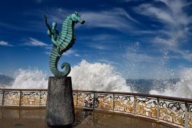 Lais Puzzle - Der Junge auf einem Seepferdchen Skulptur Puerto Vallarta Malecon mit Plätschern des Pazifiks, Mexiko - 2.000 Teile