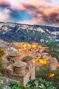 Lais Puzzle - Sonnenaufgang über dem alten berühmten mittelalterlichen Dorf Stilo in Kalabrien - 2.000 Teile