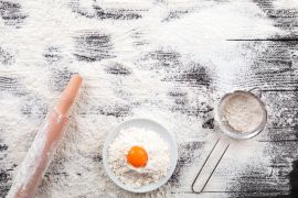 Lais Puzzle - Mehl und Zutaten auf schwarzem Tisch - 2.000 Teile