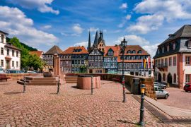 Lais Puzzle - Altstadt von Gelnhausen mit Springbrunnen im Vordergrund, Hessen, Deutschland - 2.000 Teile