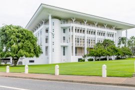 Lais Puzzle - Das schöne Parlamentsgebäude im historischen Zentrum von Darwin, Australien, an einem sonnigen Tag - 2.000 Teile