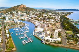 Lais Puzzle - Townsville Hafen Blick auf den Yacht Club Marina, The Strand und Castle Hill, Queensland, Australien - 2.000 Teile
