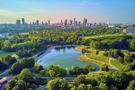 Lais Puzzle - Ein schöner Panoramablick auf den Sonnenuntergang in einem fabelhaften Abend im Juni von der Drohne in Pola Mokotowskie in Warschau, Polen - "Mokotow Field" ist ein großer Park in Warschau - Heißt "Jozef Pilsudski Park" - 2.000 Teile