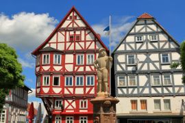 Lais Puzzle - Fachwerkhäuser und Brunnen in Treysa Schwalmstadt - 2.000 Teile