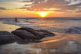 Lais Puzzle - Ein Fischer bei Sonnenuntergang am Playa las Pocitas, Mancora, Peru - 2.000 Teile