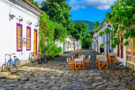 Lais Puzzle - Straße des historischen Zentrums mit Tischen eines Restaurants in Paraty, Rio de Janeiro, Brasilien - 2.000 Teile