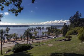 Lais Puzzle - Blick von oben auf den Park in Parana, Entre Rios, Argentinien. Der Fluss Parana in der Szene mit blauem Himmel und weißen Wolken und Bäumen - 2.000 Teile