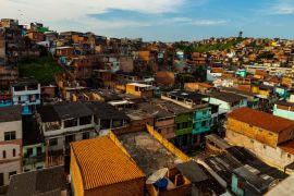 Lais Puzzle - Häuser auf einem Hügel in Salvador, Bahia, Brasilien - 2.000 Teile
