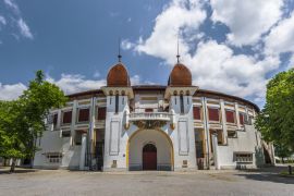 Lais Puzzle - Frontalansicht der Stierkampfarena in Dax im Südwesten Frankreichs, Landes, Nouvelle Aquitaine - 2.000 Teile