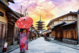 Lais Puzzle - Junge Frau, die einen traditionellen japanischen Kimono mit japanischem Regenschirm trägt, an der Yasaka-Pagode und an der Sannen Zaka-Straße in Kyoto, Japan - 2.000 Teile
