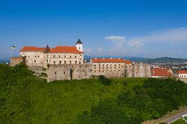 Lais Puzzle - Malerischer Blick auf die Burg Palanok mit den roten Dächern unter dem blauen Himmel in Mukatschewo, Transkarpatien in der Ukraine. Horizontale Außenaufnahme - 2.000 Teile