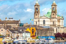 Lais Puzzle - Schöner Blick auf die Pfarrkirche Ss. Peter und Paul und die Burg in der Stadt Athlone am Fluss Shannon, ein wunderschöner bewölkter Tag in der Grafschaft Westmeath, Irland - 2.000 Teile