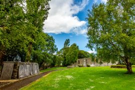Lais Puzzle - Garten mit grünem Gras, Bäumen und einem Weg auf dem Abbey Graveyard im Dorf Athlone, einem wunderschönen sonnigen Frühlingstag in der Grafschaft Westmeath, Irland - 2.000 Teile