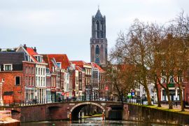 Lais Puzzle - Blick auf die Altstadt mit Dom-Turm in Utrecht, Niederlande während der bewölkten Tag - 2.000 Teile