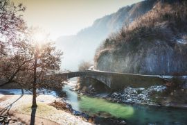 Lais Puzzle - Nebliger, frostiger Morgen im Dorf Cluses, Rhone-alpes, Frankreich. Schöne Winterlandschaft - 2.000 Teile