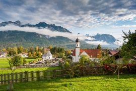 Lais Puzzle - Wallgau, Oberbayern, Dorf mit Kirche und Alpen im Morgennebel - 2.000 Teile
