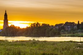 Lais Puzzle - Skyline der Stadt Rhenen bei Sonnenuntergang mit Cunera Kirche und Fluss Nederrrijn in der Provinz Utrecht in den Niederlanden - 2.000 Teile