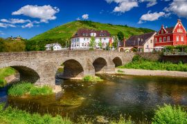 Lais Puzzle - Ansicht der alten Ahrbrücke bei Rech im Ahrtal, Rheinland-Pfalz, Deutschland. - 2.000 Teile