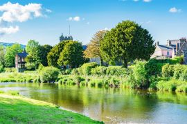 Lais Puzzle - Llanwrst, kleine Marktstadt in Nordwales, in der Nähe des Snowdonia-Nationalparks, Blick auf die Gebäude mit Blick auf den Fluss Conwy - 2.000 Teile