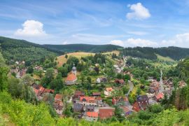 Lais Puzzle - Panoramabild der kleinen idyllischen Bergstadt Wildemann im Harz im Sommer - 2.000 Teile