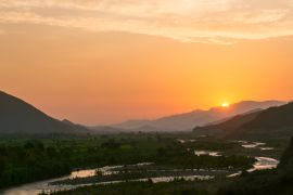 Lais Puzzle - Sonnenuntergang in einem von einem Fluss durchflossenen Tal in Lambayeque, Peru. Chancay-Fluss, Chongoyape, Lambayeque, Peru - 2.000 Teile