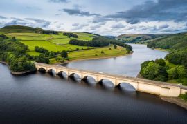 Lais Puzzle - Ladybower Reservoir Ashopton Viadukt in Richtung Derwent Peak District Luftaufnahme, England - 2.000 Teile