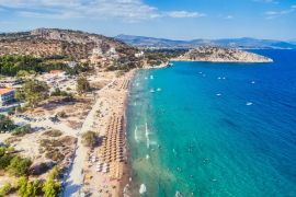 Lais Puzzle - Blick von oben auf den Strand von Tolo oder "Psili Ammos" von den beliebtesten Touristenorten von Argolida auf dem Peloponnes, Griechenland - 2.000 Teile