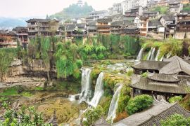 Lais Puzzle - Furong Ancient Town (Hibiskus-Stadt) mit dem großen Wasserfall in Xiangxi-Hunan, China - 2.000 Teile