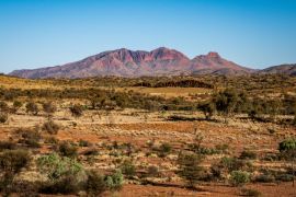 Lais Puzzle - Rotes Zentrum Landschaft mit entfernten Blick auf Mount Sonder Northern Territory Outback Australien - 2.000 Teile