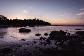 Lais Puzzle - Wunderschoner Sonnenuntergang am steinigen Strand in Gävle, Schweden - 2.000 Teile