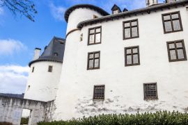 Lais Puzzle - Die Gebäude von Schloss Clerf an einem bewölkten Februartag, Teilansicht von außen - 2.000 Teile