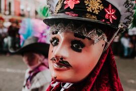 Lais Puzzle - Huehues Mexiko, mexikanische Karnevalsszene, Tänzerin trägt ein traditionelles mexikanisches Volkskostüm und eine farbenprächtige Maske - 2.000 Teile