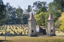 Lais Puzzle - Chinesische Brenntürme auf dem Friedhof von Beechworth, Victoria, Australien - 2.000 Teile