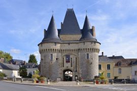 Lais Puzzle - Das befestigte Tor Saint-Julien in La-Ferté-Bernard, einer Gemeinde im Departement Sarthe in der Region Pays de la Loire im Nordwesten Frankreichs - 2.000 Teile